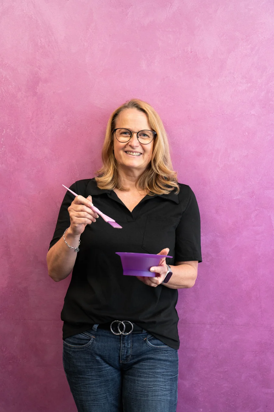 Andrea Biehl mit Farbschale und Färbepinsel im Friseur Studio 21