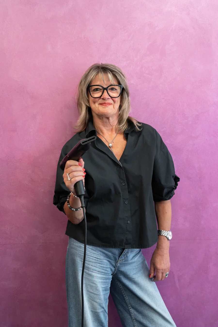 Gabriele Hess mit einer Rundbürste im Friseur Studio 21