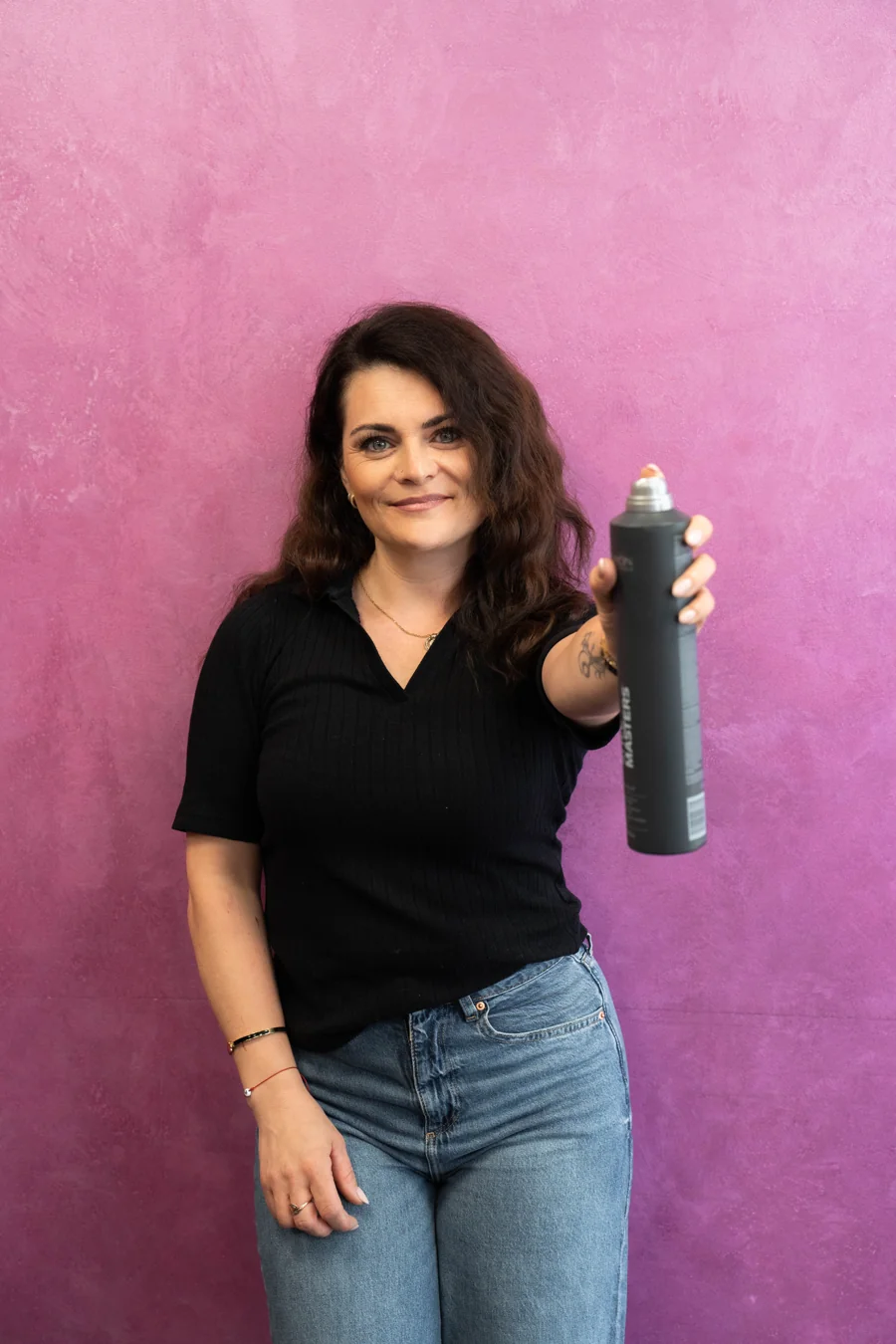 Marina Stepanov mit einem Stylingprodukt im Friseur Studio 21
