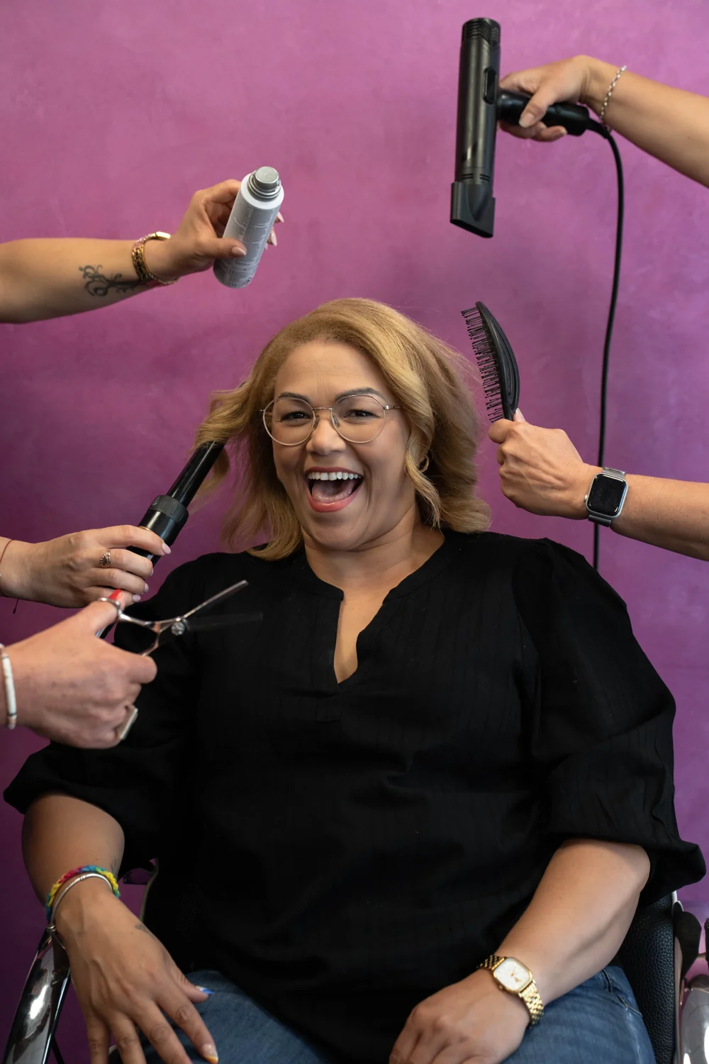 Yesenia Fritzsche mit Föhn und Stylingprodukten im Friseur Studio 21